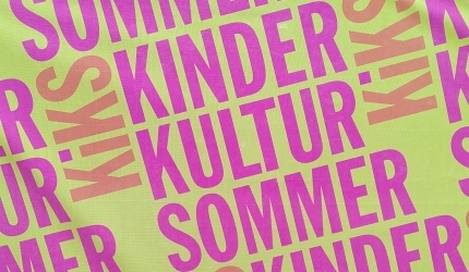 Pinke Schrift auf gelben Grund: KiKS KinderKulturSommer