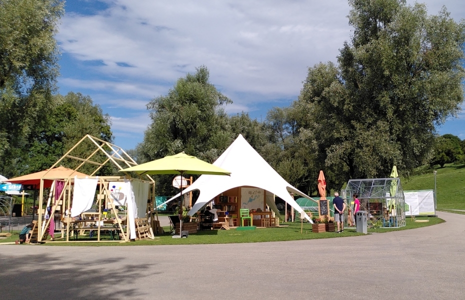 offene Zelte für Workshops im Park