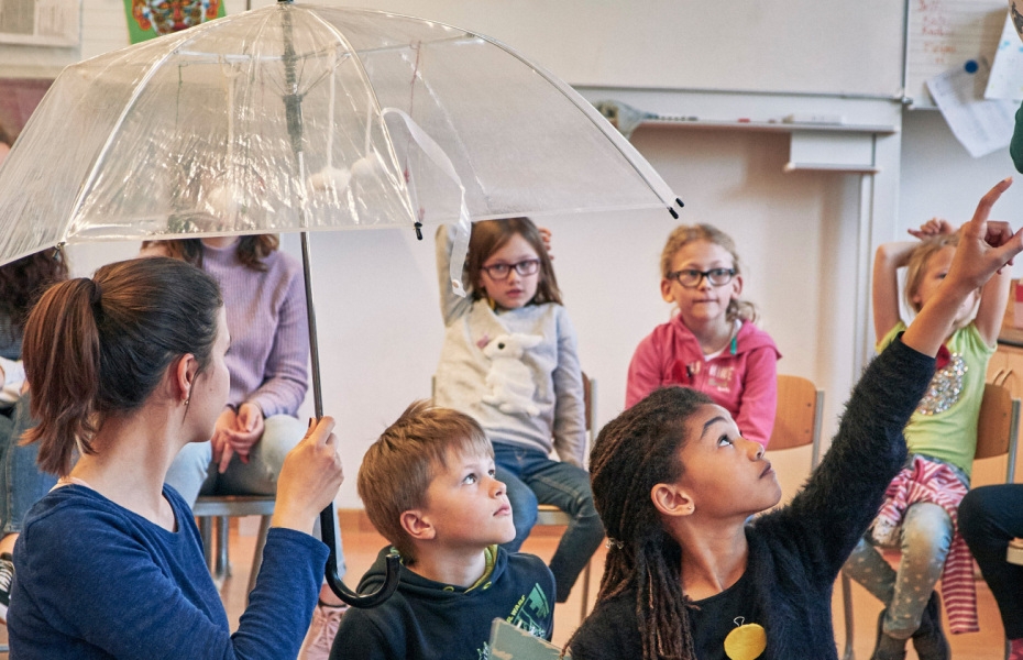 Kindergartengruppe bei Aktionsspiel zum Thema Regen