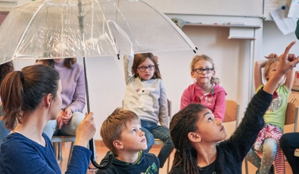 Kindergartengruppe bei Aktionsspiel zum Thema Regen