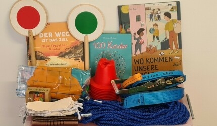 Ein Teil der Materialien der Mobilitätsbox aufgestellt
