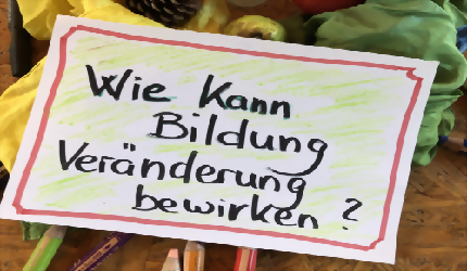 Schild auf Herbstdekoration liegend mit Text 
